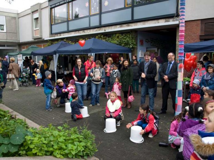 Kinder stehen im Mittelpunkt beim Weltkindertag 2013 auf dem Danziger Platz
